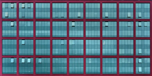 Snygg kommersiell byggnad vägg med stora blå fönster — Stockfoto