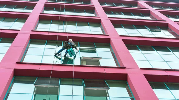 Çamaşır makinesi büyük şehir binasının camlarını temizliyor