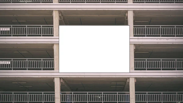 Mockup grande del cartel del anuncio en blanco situado en edificio Imágenes de stock libres de derechos