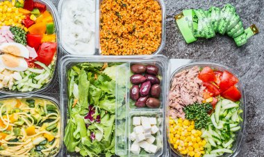 Sebzeli, salatalı ve mezuralı sağlıklı beslenme çantaları. Plastik poşetlerde salata kaseleri ve mezura, üst görünüm. Diyet. Yemeği götür.