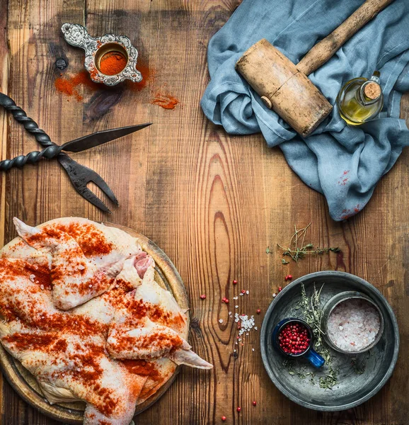 Pollo Entero Aplanado Con Martillo Carne Especias Herramientas Cocina Sobre — Foto de Stock