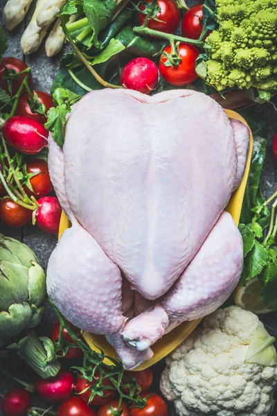 Syrové Celé Kuře Čerstvými Zeleninovými Ingrediencemi Pro Zdravé Čisté Vaření — Stock fotografie