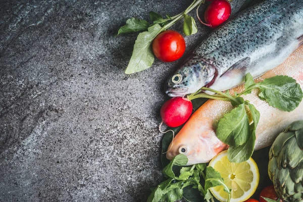 Twee Rauwe Forel Vissen Met Verse Groenten Ingrediënten Voor Gezond — Stockfoto