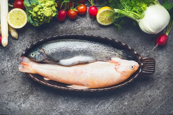 Preparação Pratos Peixe Com Dois Ingredientes Crus Truta Legumes Fundo — Fotografia de Stock