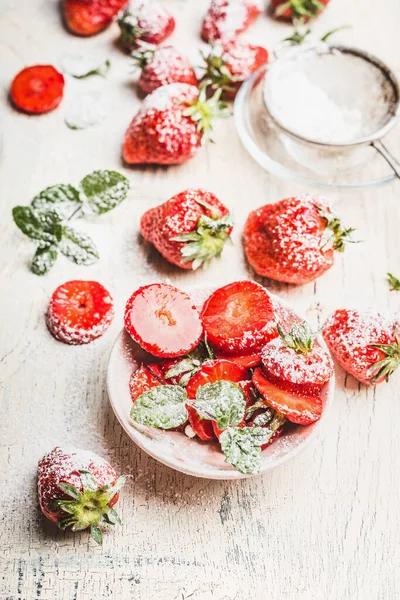 Fresas Frescas Rodajas Con Azúcar Polvo Sobre Fondo Rústico Claro —  Fotos de Stock