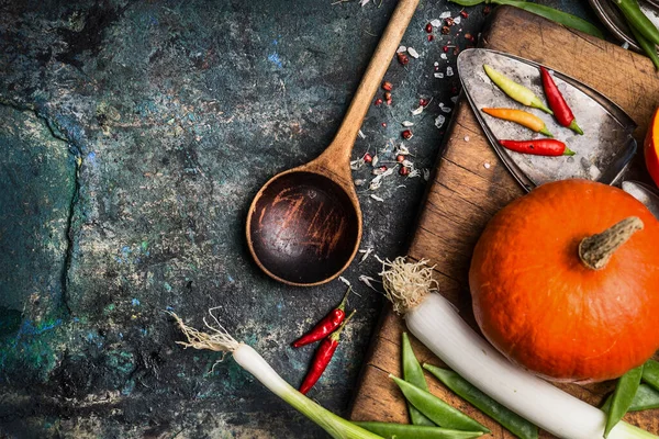 Cottura Zucca Sfondo Rustico Tavolo Cucina Con Ingredienti Cucchiaio Cucina — Foto Stock