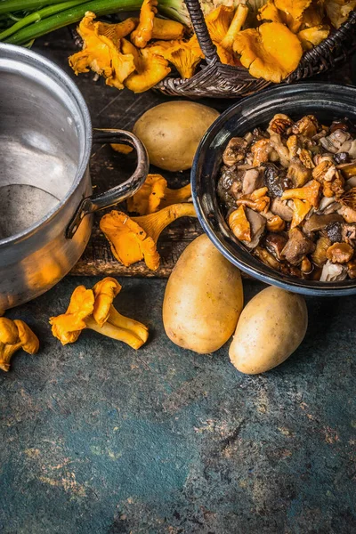 Vários Cogumelos Florestais Com Batata Fundo Mesa Cozinha Rústica Vista — Fotografia de Stock