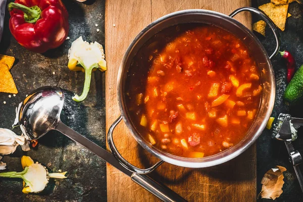 Hot Mexicaanse Kruidige Soep Kookpot Met Lepel Rustieke Keukentafel Achtergrond — Stockfoto