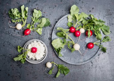 Yeşil taşıma ile turplar koyu kırsal arka planda bir tahıl peyniri bırakır, üst manzara, yazı için yer. Atıştırmalık vejetaryen yemeği