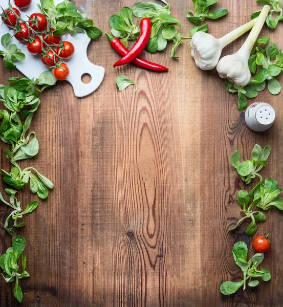 菜谱或菜谱的健康食品背景 配上各种新鲜有机蔬菜和沙拉或烹调用调味品配料 放在乡村木制背景 顶视图 框架上 — 图库照片