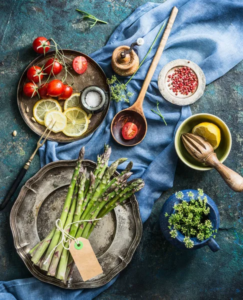 Приготування Спаржі Інгредієнтами Ложкою Приготування Їжі Фоні Сільського Кухонного Столу — стокове фото