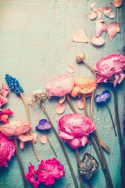 Vackra Blommor Retro Pastell Tonas Vintage Turkos Bakgrund Ovanifrån — Stockfoto