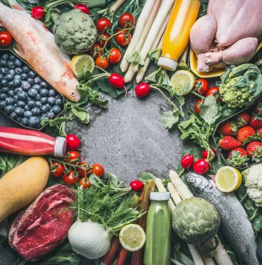 Çeşitli sağlıklı organik dengeli besin maddeleri: sebzeler, balıklar, et, tavuk, meyve ve böğürtlen, içecekler gri beton arka plan, üst manzara, çerçeve. Temiz diyet gıda konsepti