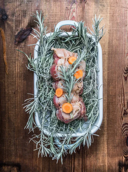 Raw Pork Roast Herbs Enamel Baking Dish Preparation Rustic Wooden — Stock Photo, Image