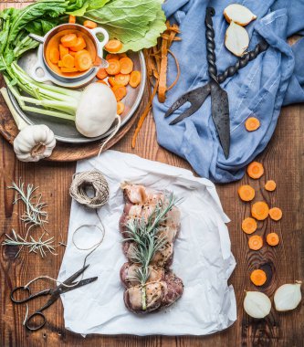 Köhne ahşap arka planda taze soslu sebzeli çiğ et kızartma hazırlığı, üst manzara. Kır mutfağı