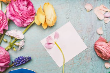 Hoş çiçekler, eski püskü arka planda, boş kağıt tebrik kartlarıyla beste yapıyorlar. Kutlama kartı. .