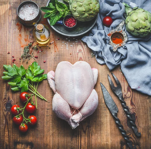 Ακατέργαστο Ολόκληρο Κοτόπουλο Λαχανικά Και Υλικά Ξύλινο Τραπέζι Κουζίνας Για — Φωτογραφία Αρχείου