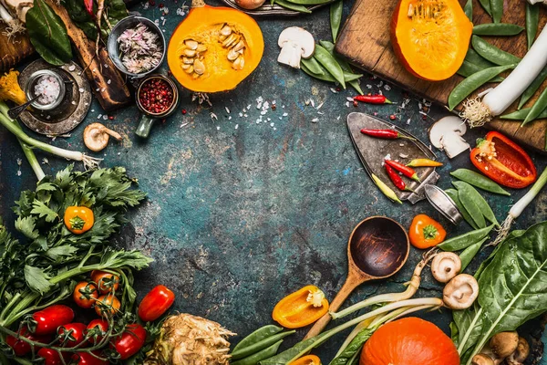 健康和有机的收获蔬菜和配料 西红柿 沙丁鱼 芹菜在乡村厨房桌子上的背景 用于美味的感恩节烹调 顶视图 — 图库照片