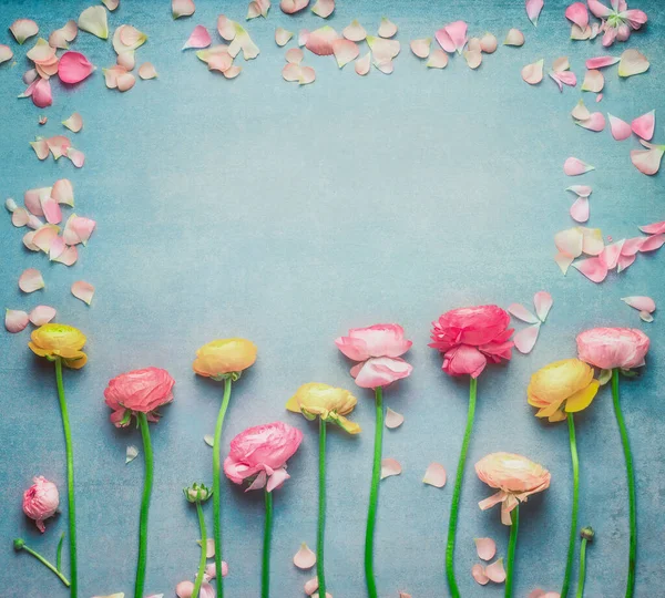 Encantadora Moldura Floral Com Flores Coloridas Pétalas Buttercups Fundo Rústico — Fotografia de Stock
