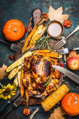 Şükran Günü için organik sebze ve balkabağı ile doldurulmuş hindi ya da tavuk rustik kesim tahtasında servis edilir.