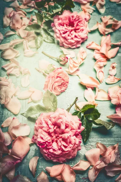 Roze Rozen Componeren Met Bloemen Bloemblaadje Bladeren Turquoise Shabby Chique — Stockfoto