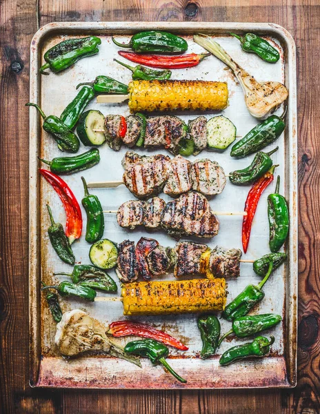 Placa Grelha Saborosa Com Espetos Carne Assada Com Legumes Espigas — Fotografia de Stock