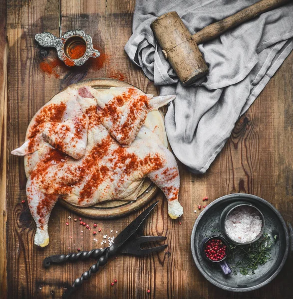Ωμό Κοτόπουλο Tabaka Ισοπέδωσε Παλιό Σφυρί Κρέας Μπαχαρικά Και Καρυκεύματα — Φωτογραφία Αρχείου
