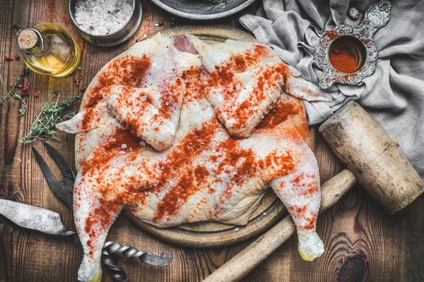 Kochen Zubereitung Von Chicken Tabaka Auf Rustikalem Küchentisch Hintergrund Mit — Stockfoto