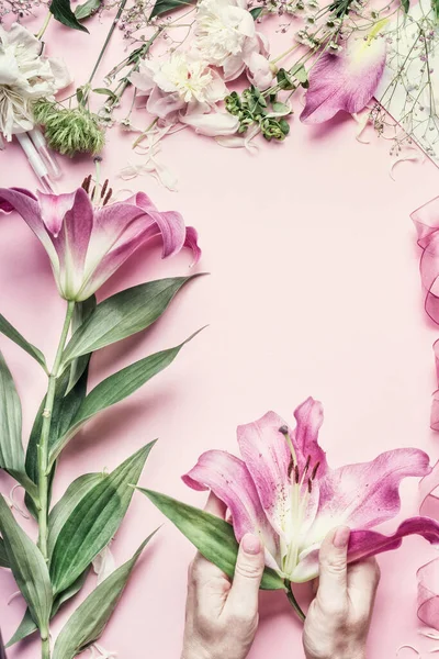 Espaço Trabalho Florista Mãos Femininas Segurando Lindas Flores Lírio Rosa — Fotografia de Stock