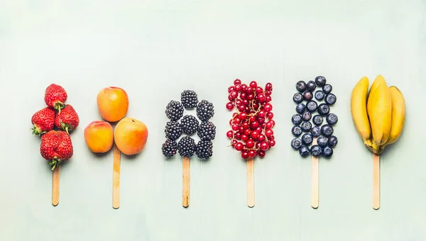 Frutas Bayas Surtidos Paletas Sobre Fondo Turquesa Claro Vista Superior — Foto de Stock