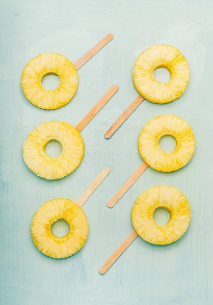 Tranches Ananas Popsicles Sur Fond Turquoise Clair Vue Dessus Plat — Photo