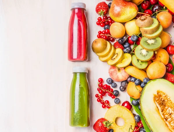 Czerwone Zielone Koktajle Soki Napoje Butelkach Różnych Świeżych Owoców Organicznych — Zdjęcie stockowe