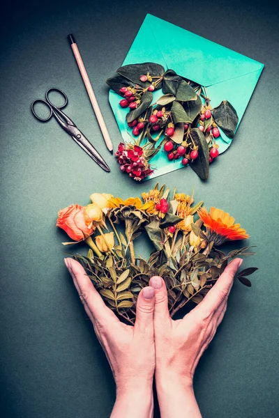 Kvinnliga Händer Som Håller Kreativ Höst Blommor Bukett Florist Arbetsyta — Stockfoto