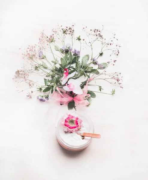 Floral Φυτική Κρέμα Εμποτισμένη Βιολογικά Βότανα Και Λουλούδια Τσαμπί Λευκό — Φωτογραφία Αρχείου