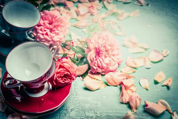 Poháry Růžové Růže Tyrkysovém Ošuntělém Elegantním Pozadí — Stock fotografie