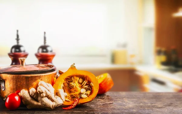 Pompoen Keukentafel Met Kookpot Olie Gember Keukenkamerachtergrond Vooraanzicht Herfst Koken — Stockfoto