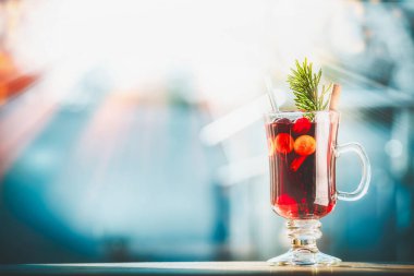 Kış günü arka planda bir bardak sıcak şarapla Noel, ön manzara.