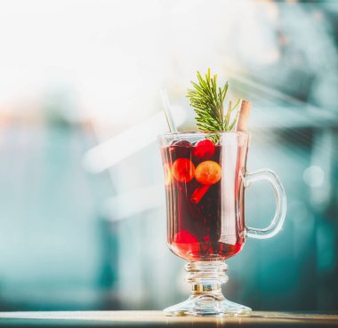 Kışın arka planda bir bardak sıcak şarap, ön manzara, kare.