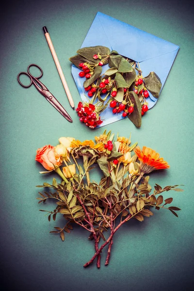Φθινόπωρο Λουλούδια Ρυθμίσεις Κάνοντας Στο Χώρο Εργασίας Τραπέζι Ψαλίδι Φάκελο — Φωτογραφία Αρχείου