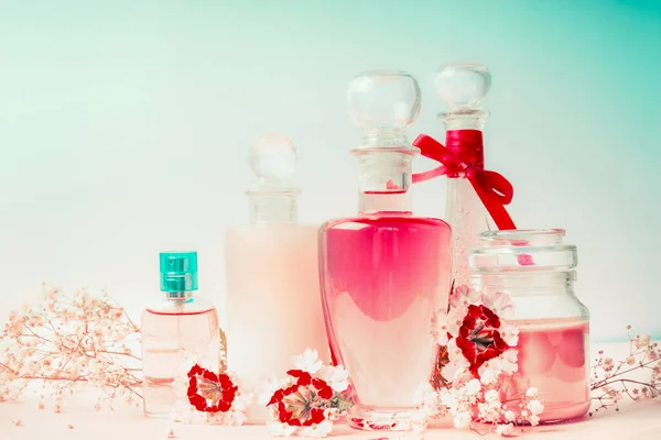 Różne Kosmetyki Włosy Produkty Pielęgnacji Ciała Butelkach Różowym Turkusowym Tle — Zdjęcie stockowe