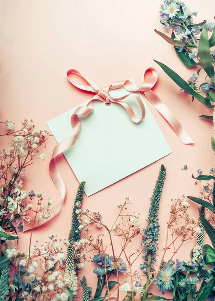 Leere Weiße Papierkarte Mit Blumen Auf Pastellfarbenem Hintergrund Ansicht Von — Stockfoto