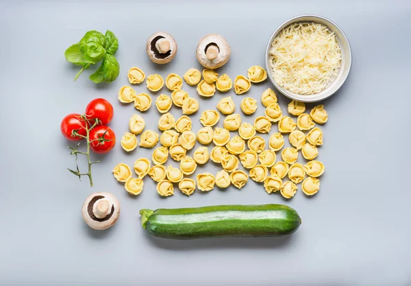 Vlakke Lay Van Rauwe Tortellini Pasta Met Ingrediënten Voor Smakelijke — Stockfoto