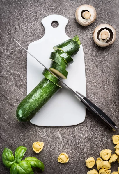 Зеленый Нарезанный Цуккини Белой Доске Кухонным Ножом Вид Сверху Здоровая — стоковое фото