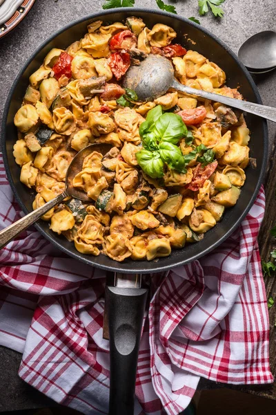 素食多特利尼锅与蔬菜酱汁和勺子 顶部视图 健康的烹调和饮食 意大利食品概念 — 图库照片