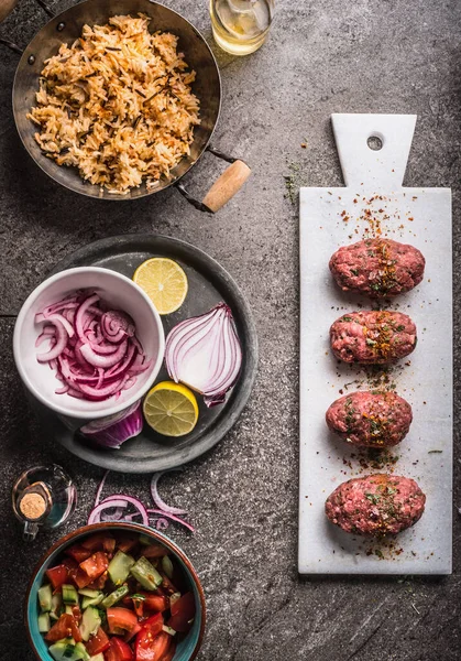 Bolas Carne Cozinhar Preparação Com Prato Arroz Salada Fundo Mesa — Fotografia de Stock