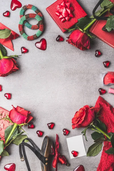 Weiblicher Valentinstag Oder Dating Accessoires Und Liebessymbol Roter Farbe Schuhe — Stockfoto