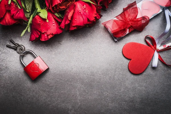 バレンタインデーまたは日付赤いバラとお祝いのカード ハートとグレーの背景にキーを持つ赤いロック トップビュー 境界線 — ストック写真