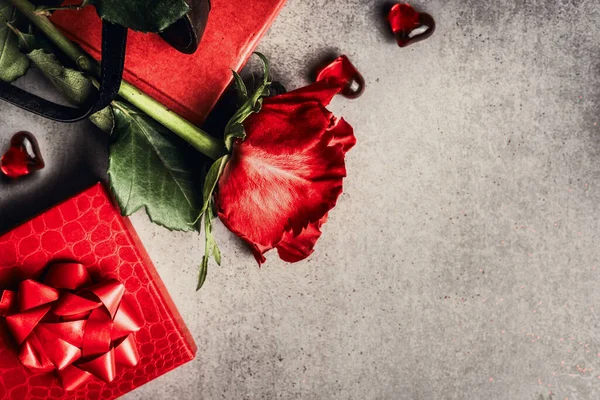 Tarjeta Felicitación Amor San Valentín Con Rosas Rojas Regalos Corazones — Foto de Stock