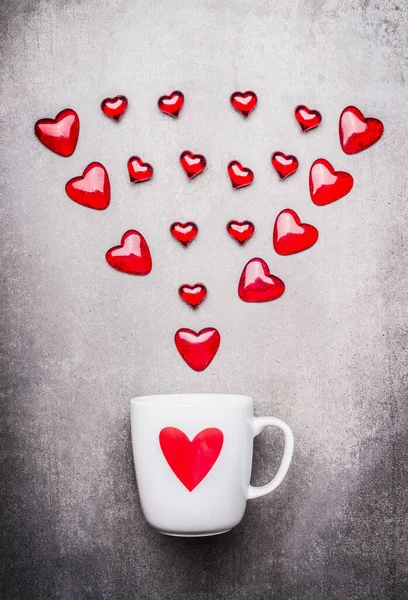 赤いハートとハートの装飾が施された白いマグカップ 愛のシンボル バレンタインデーと日付の概念 — ストック写真