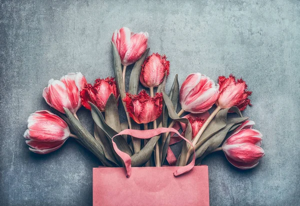 ピンクのショッピングバッグに美しいチューリップの束 トップビュー — ストック写真